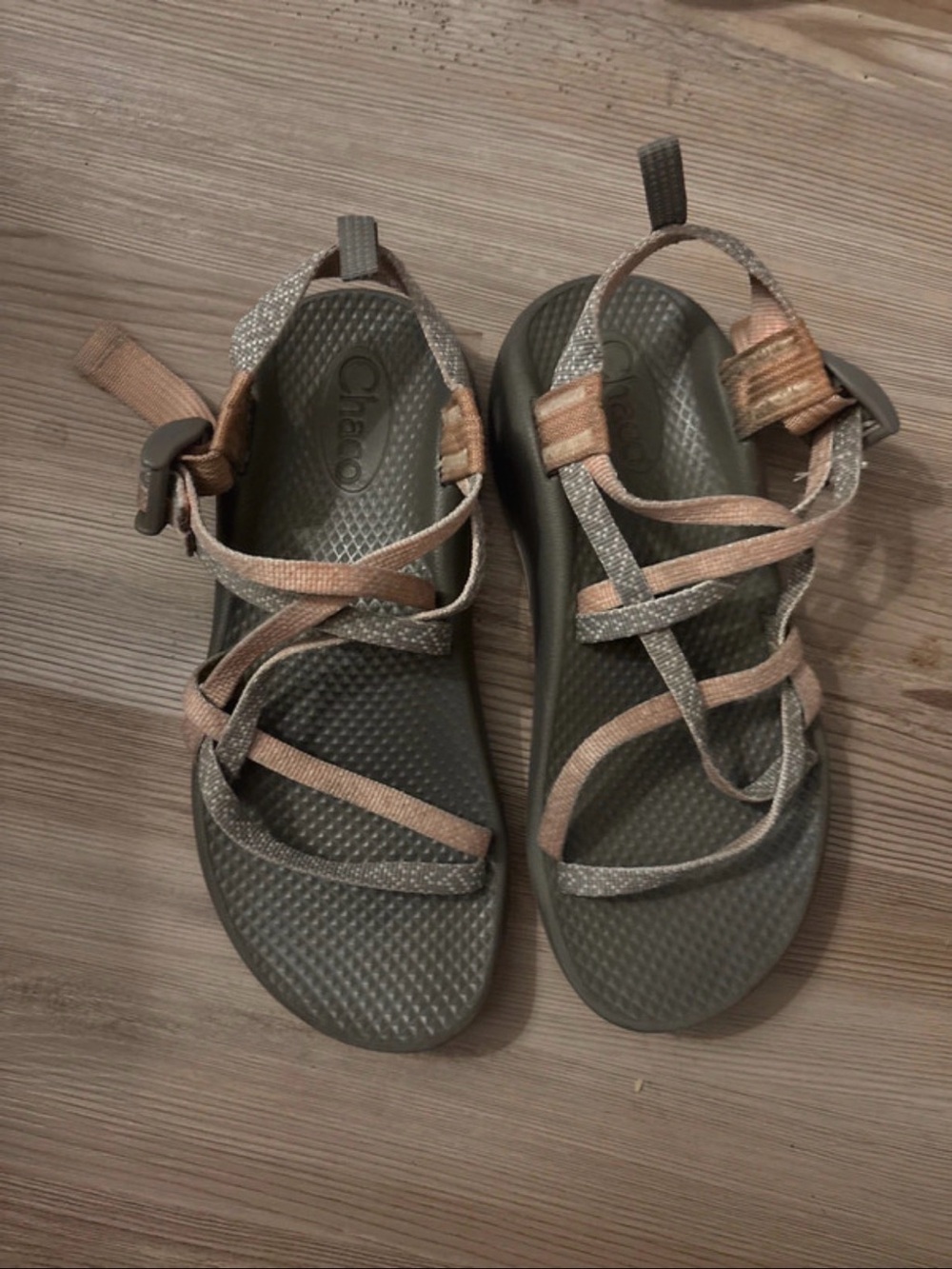 Chaco Women's 5.5 Youth 4 Z/Cloud Hiking Sandal in Gray with Rose Straps